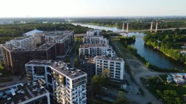 Avrupa 'nın güzel şehri, modern yerleşim bölgesi. Wroclaw Polonya' nın insansız hava aracı tarafından vurulan uçağın üzerinde uçuyor.