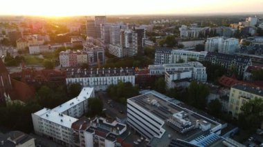 Avrupa 'nın güzel şehri, modern yerleşim bölgesi. Wroclaw Polonya' nın insansız hava aracı tarafından vurulan uçağın üzerinde uçuyor.