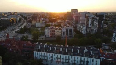 Avrupa 'nın güzel şehri, modern yerleşim bölgesi. Wroclaw Polonya' nın insansız hava aracı tarafından vurulan uçağın üzerinde uçuyor.