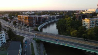 Avrupa 'nın güzel şehri, modern yerleşim bölgesi. Wroclaw Polonya' nın insansız hava aracı tarafından vurulan uçağın üzerinde uçuyor.