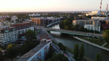 Avrupa 'nın güzel şehri, modern yerleşim bölgesi. Wroclaw Polonya' nın insansız hava aracı tarafından vurulan uçağın üzerinde uçuyor.