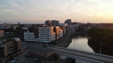 Avrupa 'nın güzel şehri, modern yerleşim bölgesi. Wroclaw Polonya' nın insansız hava aracı tarafından vurulan uçağın üzerinde uçuyor.