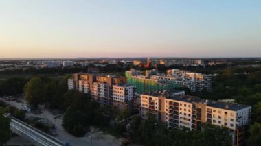 Avrupa 'nın güzel şehri, modern yerleşim bölgesi. Wroclaw Polonya' nın insansız hava aracı tarafından vurulan uçağın üzerinde uçuyor.