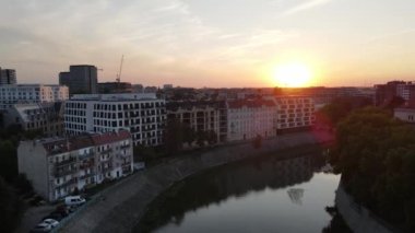 Avrupa 'nın güzel şehri, modern yerleşim bölgesi. Wroclaw Polonya' nın insansız hava aracı tarafından vurulan uçağın üzerinde uçuyor.