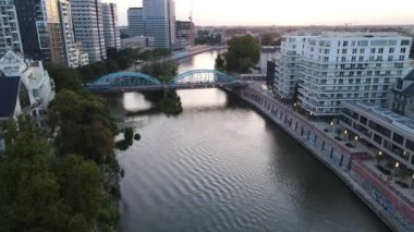 Avrupa 'nın güzel şehri, modern yerleşim bölgesi. Wroclaw Polonya' nın insansız hava aracı tarafından vurulan uçağın üzerinde uçuyor.