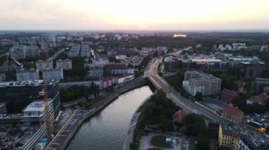 Avrupa 'nın güzel şehri, modern yerleşim bölgesi. Wroclaw Polonya' nın insansız hava aracı tarafından vurulan uçağın üzerinde uçuyor.