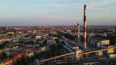 Wroclaw Polonya üzerindeki Isı ve Elektrik Santrali uçuşlarını birleştirdi