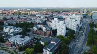 21 Temmuz 2024 Wroclaw Polonya İHA 'sından çekilen uçağın üzerinde Avrupa' nın güzel şehri modern yaşam kompleksi