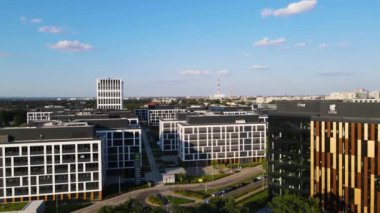 21 Temmuz 2024 Wroclaw Polonya İHA 'sından çekilen uçağın üzerinde Avrupa' nın güzel şehri modern yaşam kompleksi