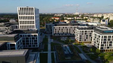 21 Temmuz 2024 Wroclaw Polonya İHA 'sından çekilen uçağın üzerinde Avrupa' nın güzel şehri modern yaşam kompleksi