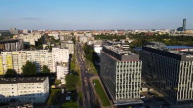 21 Temmuz 2024 Wroclaw Polonya İHA 'sından çekilen uçağın üzerinde Avrupa' nın güzel şehri modern yaşam kompleksi