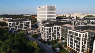 21 Temmuz 2024 Wroclaw Polonya İHA 'sından çekilen uçağın üzerinde Avrupa' nın güzel şehri modern yaşam kompleksi