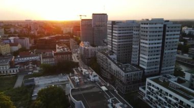 21 Temmuz 2024 Wroclaw Polonya İHA 'sından çekilen uçağın üzerinde Avrupa' nın güzel şehri modern yaşam kompleksi