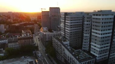 21 Temmuz 2024 Wroclaw Polonya İHA 'sından çekilen uçağın üzerinde Avrupa' nın güzel şehri modern yaşam kompleksi