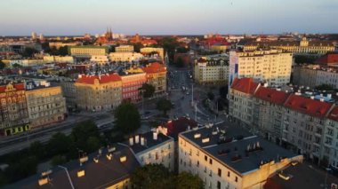 21 Temmuz 2024 Wroclaw Polonya İHA 'sından çekilen uçağın üzerinde Avrupa' nın güzel şehri modern yaşam kompleksi