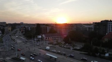 21 Temmuz 2024 Wroclaw Polonya İHA 'sından çekilen uçağın üzerinde Avrupa' nın güzel şehri modern yaşam kompleksi