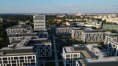 21 Temmuz 2024 Wroclaw Polonya İHA 'sından çekilen uçağın üzerinde Avrupa' nın güzel şehri modern yaşam kompleksi