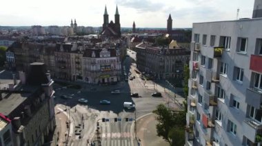 Legnica Polonya - 23 Temmuz 2024: Antik Polonya şehrinin yukarıdan mimarisi, Avrupa 'nın sokak tapınağı altyapısı boyunca evleri