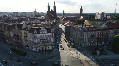 Legnica Polonya - 23 Temmuz 2024: Antik Polonya şehrinin yukarıdan mimarisi, Avrupa 'nın sokak tapınağı altyapısı boyunca evleri