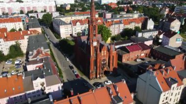 Legnica Polonya - 23 Temmuz 2024: Antik Polonya şehrinin yukarıdan mimarisi, Avrupa 'nın sokak tapınağı altyapısı boyunca evleri