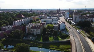 Legnica Polonya - 23 Temmuz 2024: Antik Polonya şehrinin yukarıdan mimarisi, Avrupa 'nın sokak tapınağı altyapısı boyunca evleri