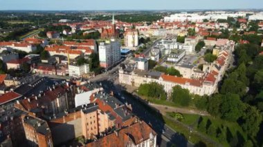 Legnica Polonya - 23 Temmuz 2024: Antik Polonya şehrinin yukarıdan mimarisi, Avrupa 'nın sokak tapınağı altyapısı boyunca evleri