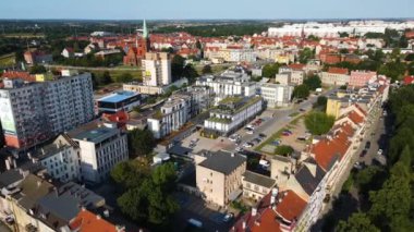 Legnica Polonya - 23 Temmuz 2024: Antik Polonya şehrinin yukarıdan mimarisi, Avrupa 'nın sokak tapınağı altyapısı boyunca evleri