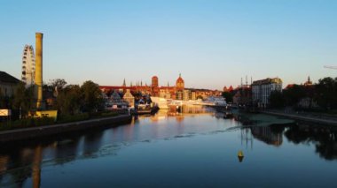 Gdansk Drone 'un şehir mimari kanalı nehir seti tarihi merkezi Avrupa 2 Ağustos 2024 Gdansk Polonya