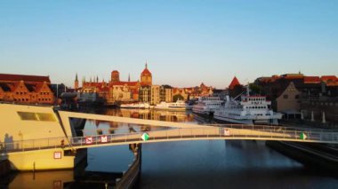 Gdansk Drone 'un şehir mimari kanalı nehir seti tarihi merkezi Avrupa 2 Ağustos 2024 Gdansk Polonya