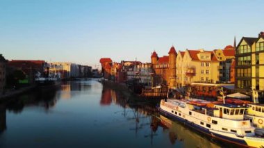 Gdansk Drone 'un şehir mimari kanalı nehir seti tarihi merkezi Avrupa 2 Ağustos 2024 Gdansk Polonya