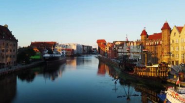 Gdansk Drone 'un şehir mimari kanalı nehir seti tarihi merkezi Avrupa 2 Ağustos 2024 Gdansk Polonya