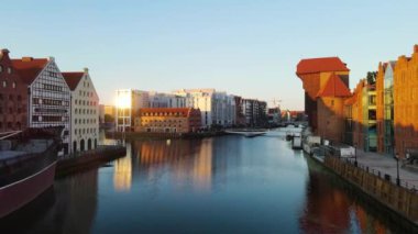 Gdansk Drone 'un şehir mimari kanalı nehir seti tarihi merkezi Avrupa 2 Ağustos 2024 Gdansk Polonya