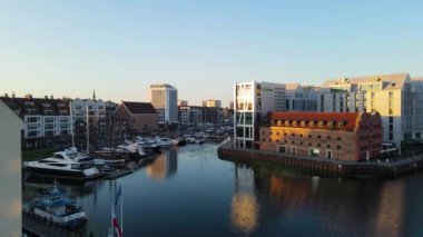 Gdansk Drone 'un şehir mimari kanalı nehir seti tarihi merkezi Avrupa 2 Ağustos 2024 Gdansk Polonya