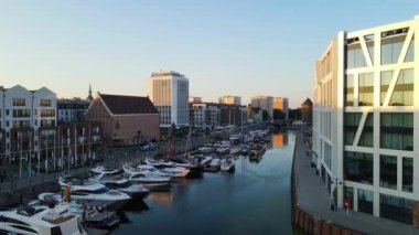 Gdansk Drone 'un şehir mimari kanalı nehir seti tarihi merkezi Avrupa 2 Ağustos 2024 Gdansk Polonya