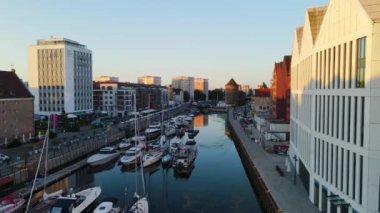 Gdansk Drone 'un şehir mimari kanalı nehir seti tarihi merkezi Avrupa 2 Ağustos 2024 Gdansk Polonya