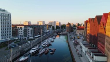 Gdansk Drone 'un şehir mimari kanalı nehir seti tarihi merkezi Avrupa 2 Ağustos 2024 Gdansk Polonya