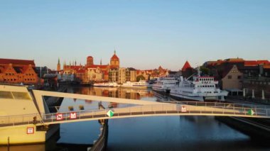 Gdansk Drone 'un şehir mimari kanalı nehir seti tarihi merkezi Avrupa 2 Ağustos 2024 Gdansk Polonya