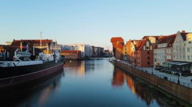 Gdansk Drone 'un şehir mimari kanalı nehir seti tarihi merkezi Avrupa 2 Ağustos 2024 Gdansk Polonya