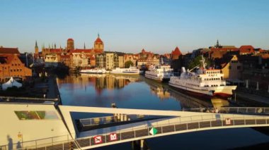 Gdansk Drone 'un şehir mimari kanalı nehir seti tarihi merkezi Avrupa 2 Ağustos 2024 Gdansk Polonya