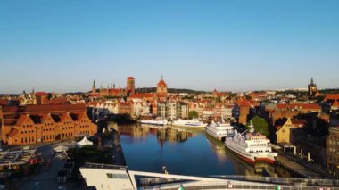Gdansk Drone 'un şehir mimari kanalı nehir seti tarihi merkezi Avrupa 2 Ağustos 2024 Gdansk Polonya
