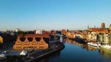 Gdansk Drone 'un şehir mimari kanalı nehir seti tarihi merkezi Avrupa 2 Ağustos 2024 Gdansk Polonya
