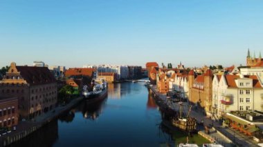 Gdansk Drone 'un şehir mimari kanalı nehir seti tarihi merkezi Avrupa 2 Ağustos 2024 Gdansk Polonya