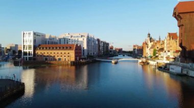 Gdansk Drone 'un şehir mimari kanalı nehir seti tarihi merkezi Avrupa 2 Ağustos 2024 Gdansk Polonya