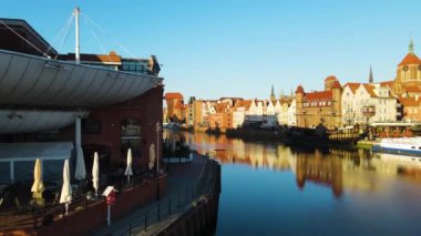 Gdansk Drone 'un şehir mimari kanalı nehir seti tarihi merkezi Avrupa 2 Ağustos 2024 Gdansk Polonya