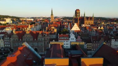 Gdansk Drone St. Mary merkez Avrupa 'nın tarihi mimari katedraline yukarıdan bakıldığında Polonya