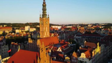 Gdansk Drone St. Mary merkez Avrupa 'nın tarihi mimari katedraline yukarıdan bakıldığında Polonya