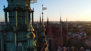 Gdansk Drone St. Mary merkez Avrupa 'nın tarihi mimari katedraline yukarıdan bakıldığında Polonya