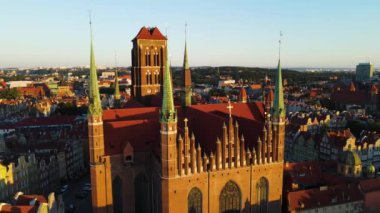 Gdansk Drone St. Mary merkez Avrupa 'nın tarihi mimari katedraline yukarıdan bakıldığında Polonya