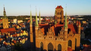 Gdansk Drone St. Mary merkez Avrupa 'nın tarihi mimari katedraline yukarıdan bakıldığında Polonya