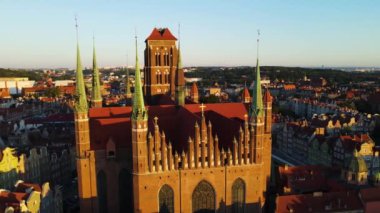 Gdansk Drone St. Mary merkez Avrupa 'nın tarihi mimari katedraline yukarıdan bakıldığında Polonya